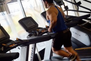 【減量】空腹時の 有酸素運動 は脂肪燃焼に効果があるのか、それとも筋肉を減らすのか